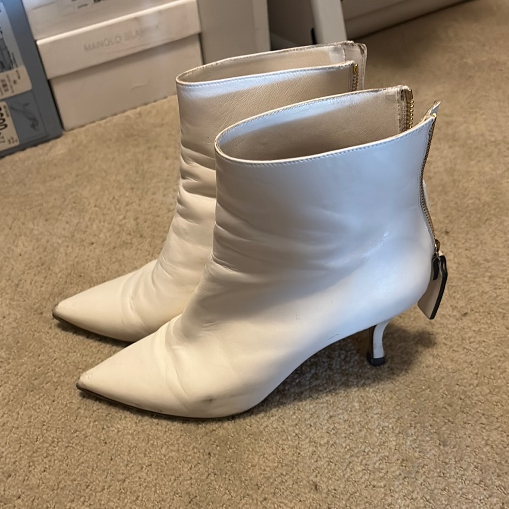 STUART WEITZMAN SIZE 7 Elegant White Ankle Boots